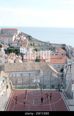 Terrain de basket-ball dans les remparts de la vieille ville de Dubrovnik Croatie Banque D'Images