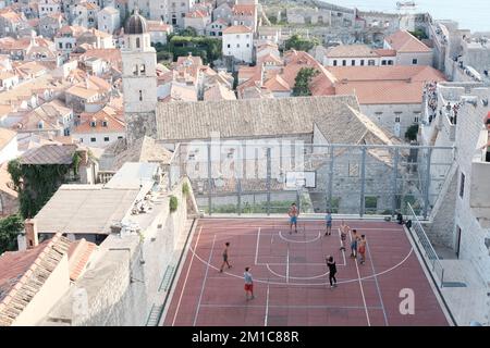 Terrain de basket-ball dans les remparts de la vieille ville de Dubrovnik Croatie Banque D'Images