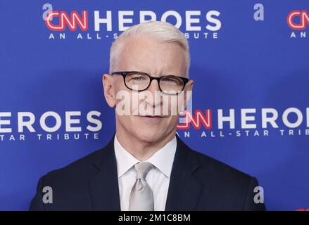 New York, États-Unis. 11th décembre 2022. Anderson Cooper arrive sur le tapis rouge aux héros CNN annuels 16th : un hommage aux étoiles au Musée américain d'histoire naturelle, dimanche, à 11 décembre 2022, à New York. Photo de John Angelillo/UPI crédit: UPI/Alay Live News Banque D'Images