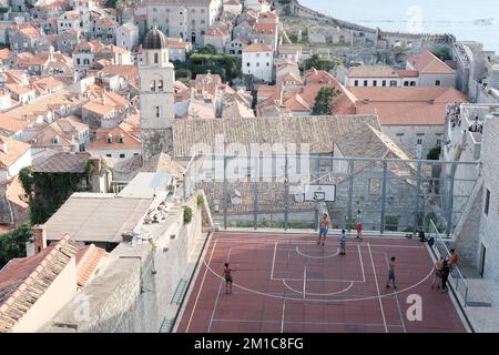 Terrain de basket-ball dans les remparts de la vieille ville de Dubrovnik Croatie Banque D'Images