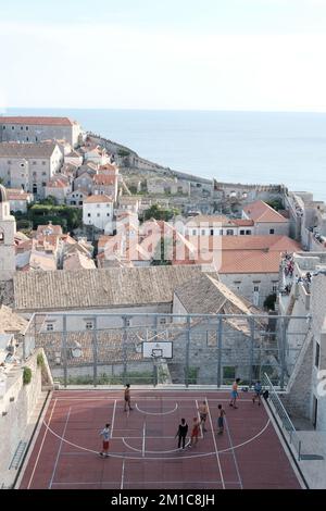 Terrain de basket-ball dans les remparts de la vieille ville de Dubrovnik Croatie Banque D'Images