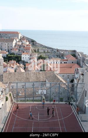 Terrain de basket-ball dans les remparts de la vieille ville de Dubrovnik Croatie Banque D'Images