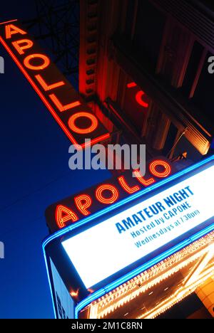 L'Apollo Theatre de Harlem, New York, accueille une soirée amateur tous les mercredis soirs, comme le montre le chapiteau au crépuscule Banque D'Images