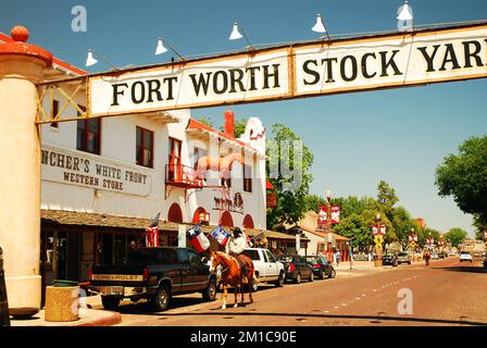 Un cow-boy et un shérif patrouillent dans les forth Worth stock yards au Texas Banque D'Images