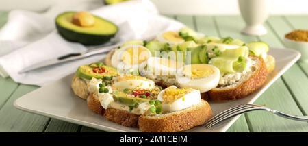 Toasts savoureux avec œufs durs sur l'assiette, gros plan Banque D'Images