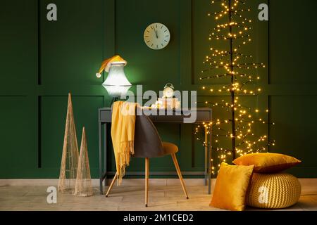 Intérieur de bureau avec poste de travail, horloges et lampes luminescentes Banque D'Images