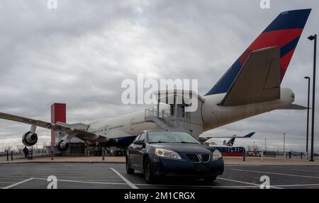 Un G6 de Pontiac 2008 exposé devant un Boeing 747-400 de Delta Air Lines Banque D'Images