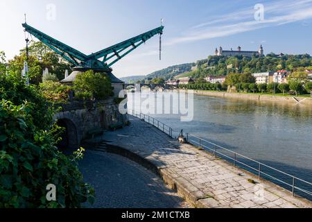 Le château de Festung Marienberg est situé sur une colline au-dessus de la ville, le restaurant Alter Kranen est un endroit populaire sur la rivière main Banque D'Images