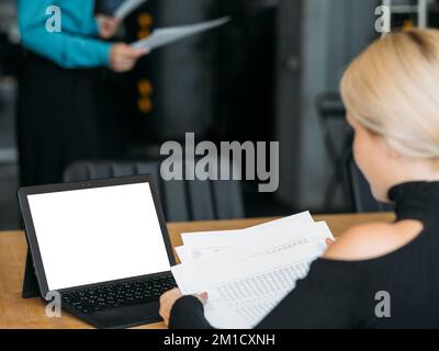 rapport financier femme comptable maquette numérique Banque D'Images