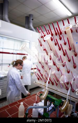 Berlin, Allemagne. 09th novembre 2022. Divers conteneurs sont suspendus dans le laboratoire de chimie du campus de Lankwitz. (À dpa-KORR Working Where others study: Training at the University) Credit: Fabian Sommer/dpa/Alamy Live News Banque D'Images