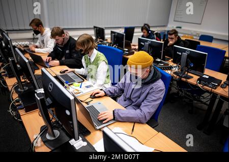 Berlin, Allemagne. 09th novembre 2022. LES stagiaires EN INFORMATIQUE travaillent sur le campus de Lankwitz. (À dpa-KORR Working Where others study: Training at the University) Credit: Fabian Sommer/dpa/Alamy Live News Banque D'Images