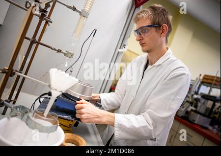 Berlin, Allemagne. 09th novembre 2022. Jan-Ole Rost, technicien en laboratoire chimique stagiaire, travaille sur une solution dans le laboratoire de chimie du campus de Lankwitz. (À dpa-KORR Working Where others study: Training at University) Credit: Fabian Sommer/dpa/Alamy Live News Banque D'Images