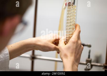 Berlin, Allemagne. 09th novembre 2022. Jan-Ole Rost, technicien en laboratoire chimique stagiaire, travaille sur une solution dans le laboratoire de chimie du campus de Lankwitz. (À dpa-KORR Working Where others study: Training at University) Credit: Fabian Sommer/dpa/Alamy Live News Banque D'Images