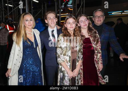 New York, États-Unis. 11th décembre 2022. Sarah Jessica Parker, James Wilkie Broderick, Tabitha Hodge Broderick, Marion ''Loretta'' Elwell Broderick et Matthew Broderick lors de la soirée d'ouverture de 'SOME LIKE IT HOT' à Broadway au Shubert Theatre de 11 décembre 2022 à New York (photo de John Nacion/NurPhoto) Credit: NurPhoto/Alay Live News Banque D'Images