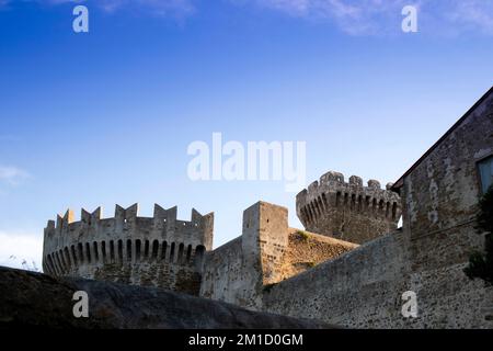 Documentation photographique du château de Populonia, un ancien village de Toscane en Italie Banque D'Images