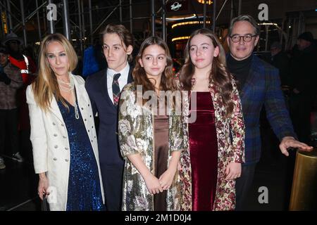 Sarah Jessica Parker, James Wilkie Broderick, Tabitha Hodge Broderick, Marion ''Loretta'' Elwell Broderick et Matthew Broderick lors de la soirée d'ouverture du spectacle 'SOME LIKE IT HOT' de Broadway au Shubert Theatre de 11 décembre 2022 à New York (photo de John Nacion/NurPhoto) Banque D'Images