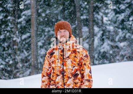 Un homme se noie dans des déneigements. Tempête de neige au milieu de la forêt. Photo de haute qualité Banque D'Images