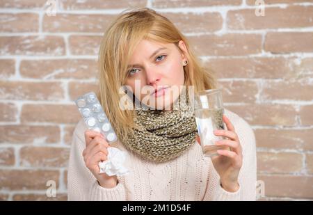 Concept de fièvre de rupture. Fille prendre des médicaments pour briser la fièvre. Remèdes contre les maux de tête et la fièvre. Femme malade personne tenir l'eau de verre et les comprimés blister. Prendre Banque D'Images