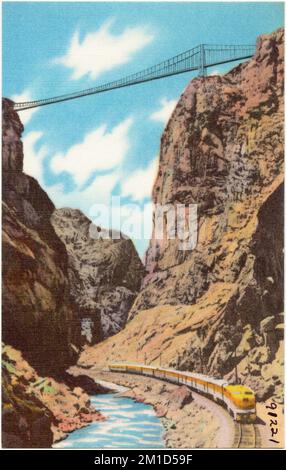 Train diesel Streamline au fond de la gorge royale le long de la rivière Arkansas près de Canon City, Colorado. , Ponts, rivières, montagnes, Collection des frères Tichnor, Cartes postales des États-Unis Banque D'Images