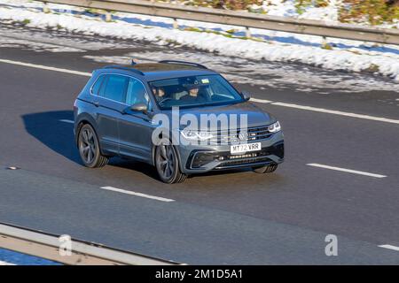 2022 gris VW VOLKSWAGEN TIGUAN ACTIF TSI 1968cc 6 vitesses manuel SUV; voitures sur un froid hiver matin. Temps d'hiver basses températures avec gel de décembre et conditions de conduite froides sur l'autoroute M61, Royaume-Uni Banque D'Images