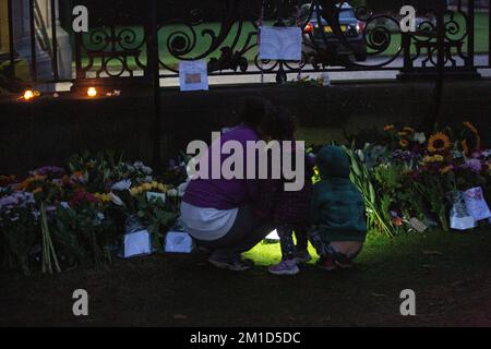 Édimbourg 9th septembre 20202. Les membres du public respectent le Palais de Holyroodhouse à Édimbourg. La Reine mourut paisiblement à Balmoral le 8th Banque D'Images