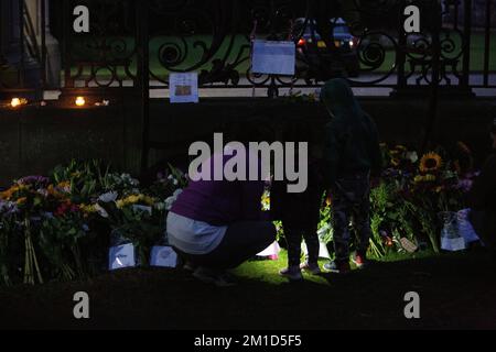 Édimbourg 9th septembre 20202. Les membres du public respectent le Palais de Holyroodhouse à Édimbourg. La Reine mourut paisiblement à Balmoral le 8th Banque D'Images