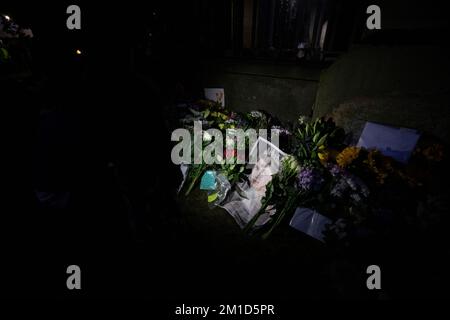 Édimbourg 9th septembre 20202. Les membres du public respectent le Palais de Holyroodhouse à Édimbourg. La Reine mourut paisiblement à Balmoral le 8th Banque D'Images