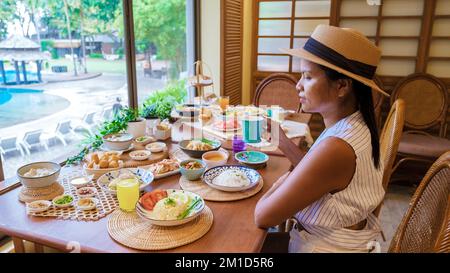 Femmes asiatiques thaïlandaises ayant un petit déjeuner de luxe dans l'hôtel. Banque D'Images