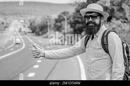 Homme essayez d'arrêter la voiture. Prenez-moi. Hitchranking l'un des moyens les moins chers de voyager. Ramassage des Hitchhikers. Les personnes qui s'en charge risquent d'être ramassées par quelqu'un Banque D'Images