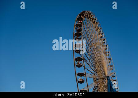 La grande roue du parc d'attractions Talavera brille dans la dernière lumière du jour Banque D'Images