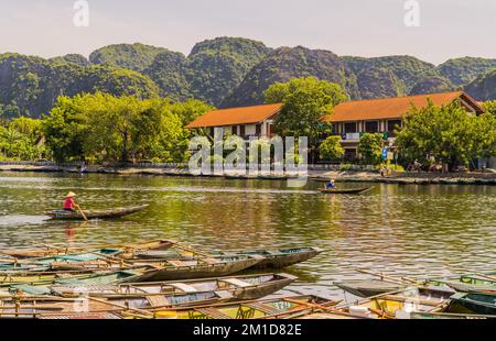 Bateaux dans le fleuve de Tam COC près de Ninh Binh, Vietnam Banque D'Images