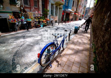 Rue Balat dans le quartier de Fatih. Un vélo dans la rue à Balat. Voyage à Istanbul photo de fond. Istanbul Turkiye - 4.27.2021 Banque D'Images