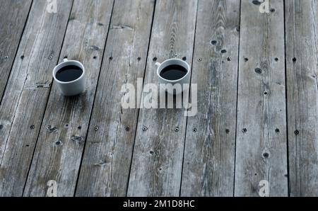 deux tasses de café sur un parquet Banque D'Images