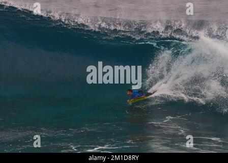 Un surfeur surfant sur la vague pendant le monde Bodyboard à El Fronton Banque D'Images