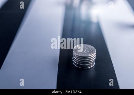 Pièces de monnaie polonaises sur une table noire et blanche. Situation financière difficile. Réduction des économies Banque D'Images