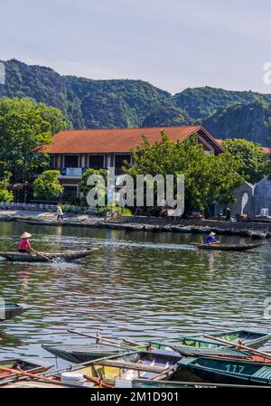 Bateaux dans le fleuve de Tam COC près de Ninh Binh, Vietnam Banque D'Images