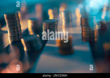 Pièces de monnaie polonaises sur une table noire et blanche. Situation financière difficile. Réduction des économies Banque D'Images