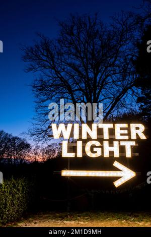 Panneau illuminé « Winter Lights » sur le sentier des lumières hivernales de Noël de Waddesdon Manor. Banque D'Images