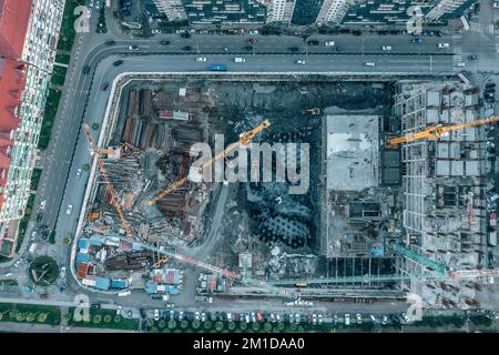 Vue du dessus de l'antenne du chantier depuis le drone. Grues à tour et machines industrielles, développement de logements. Banque D'Images