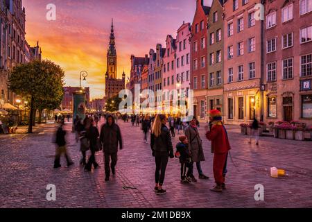 Soirée dans la vieille ville de Gdansk ville en Pologne, les gens sur la rue du long marché (Długi Targ) avec des maisons historiques burgher. Banque D'Images