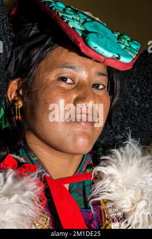 Une femme porte un ladakhis Perak, partie de l'habit traditionnel et docorated turquoise avec des pierres et des bijoux en argent. Banque D'Images