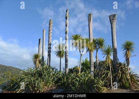 Des sculptures en bois représentant les outils du métier des mineurs dominent l'horizon à Greymouth, Nouvelle-Zélande, 2022 Banque D'Images