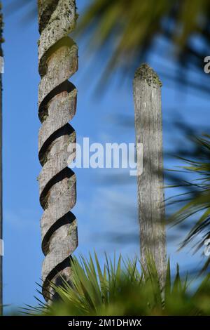 Des sculptures en bois représentant les outils du métier des mineurs dominent l'horizon à Greymouth, Nouvelle-Zélande, 2022 Banque D'Images