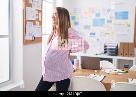 Jeune femme enceinte travailleur d'affaires souffrant de mal de dos au bureau Banque D'Images