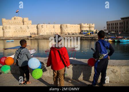 8 décembre 2022, Alexandrie, gouvernorat d'Alexandrie, Égypte : Alexandrie, Égypte. 08 décembre 2022. La Citadelle de Qaida à Alexandrie sur la mer Méditerranée. La Citadelle de Qaitrava est une forteresse défensive qui a été établie par le Sultan Mamluk Al-Ashraf Sayf al-DIN Al-Qaida Bay au late15th siècle pour empêcher l'invasion ottomane de l'Égypte. Il a été construit sur le site du phare légendaire d'Alexandra. Le fort pittoresque offre de superbes vues sur Alexandrie et sur la mer (Credit image: © Ahmad Haaballah/IMAGESLIVE via ZUMA Press Wire) Banque D'Images