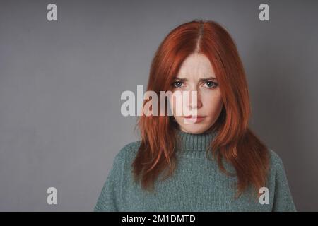 la jeune femme a déplu avec des lignes d'inquiétude Banque D'Images