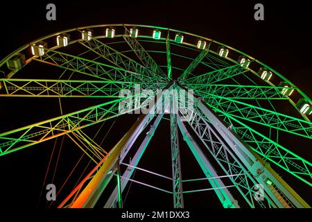 LYON, FRANCE, 10 décembre 2022 : Grande roue à Bellecour pendant le Festival des lumières. La tête des Lumières dévoile la beauté de Lyon à la tombée de la nuit W Banque D'Images