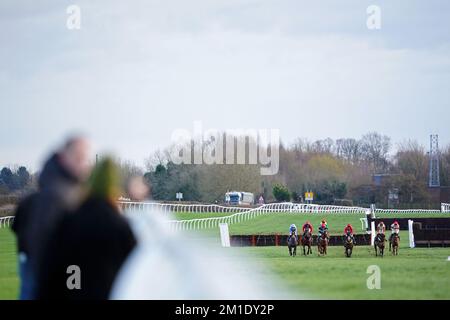 Photo de dossier datée du 14-02-2022 de coureurs et cavaliers à l'hippodrome de Catterick Bridge. Il n’y aura pas de course de chasse nationale en Grande-Bretagne avant mercredi au plus tôt après que la fixation du mardi de Catterick soit devenue la dernière victime de la claque froide. Date de publication : lundi 12 décembre 2022. Banque D'Images