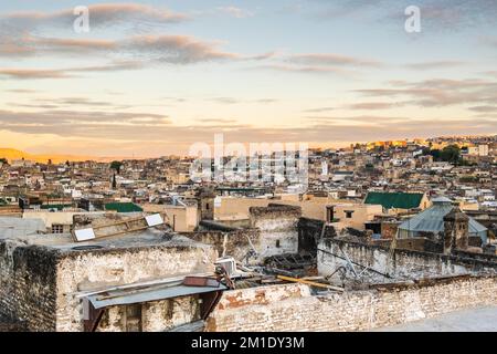 Vue panoramique aérienne du centre-ville historique appelé médina au coucher du soleil, Fès, Maroc, Afrique du Nord, Afrique Banque D'Images