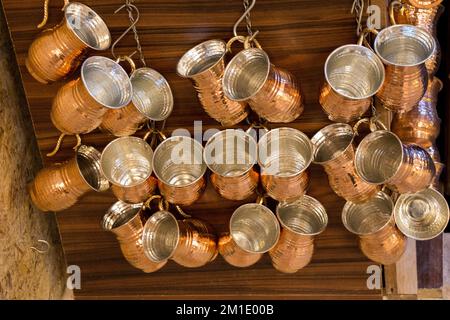 Ensemble de tasses en métal faite dans l'ancien style Ottoman. Banque D'Images